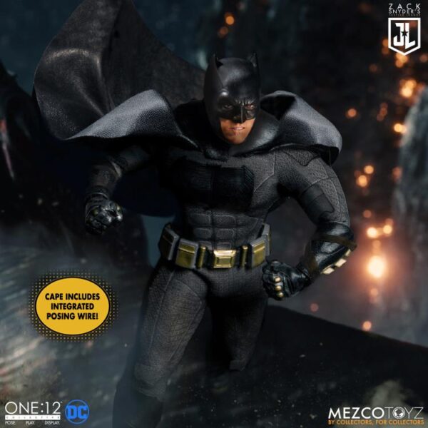 Mezco Snyder's Justice League One:12 Batman (loose) - Imagem 4