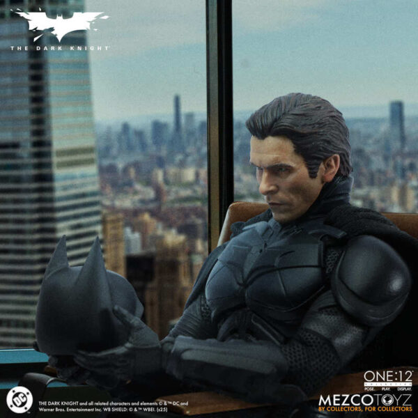 Pré-venda Mezco The Dark Knight One:12 Collective Batman Action Figure - Imagem 7