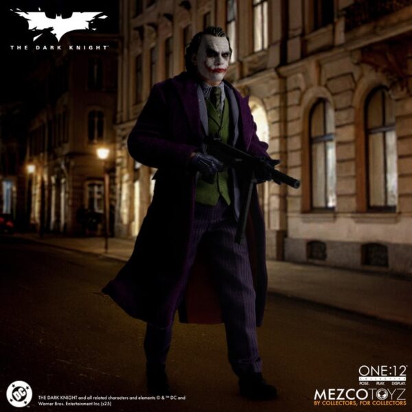 Pré-venda Mezco The Dark Knight One:12 Collective The Joker Action Figure - Imagem 5