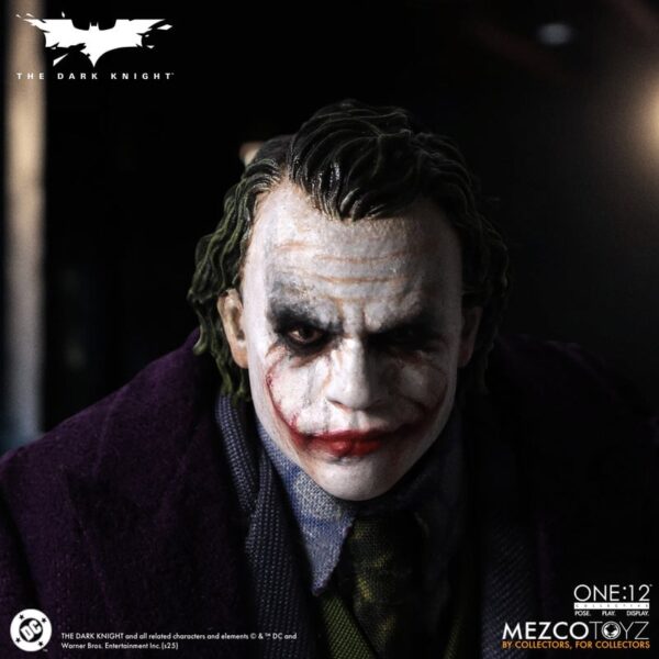 Pré-venda Mezco The Dark Knight One:12 Collective The Joker Action Figure - Imagem 6