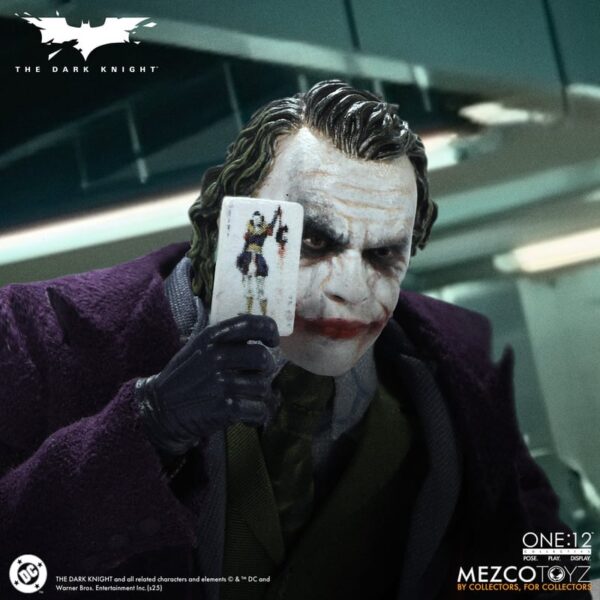 Pré-venda Mezco The Dark Knight One:12 Collective The Joker Action Figure - Imagem 4